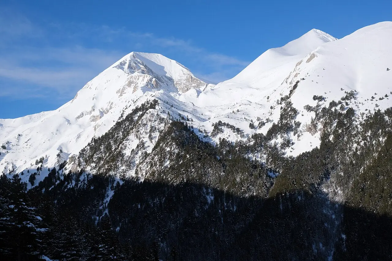 The flat beginner area at Banderishka Polyana with gentle slopes and lift infrastructure