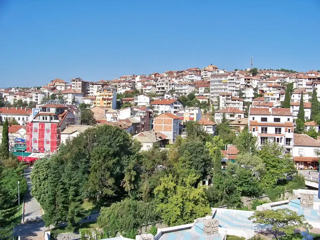 Rooftops and hillsides of Sandanski under a clear sky near the Pirin foothills
