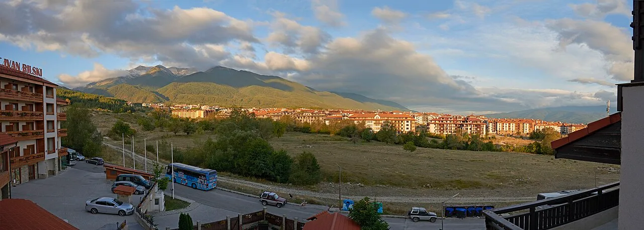A wide view over the rooftops of Bansko with the Pirin mountains behind