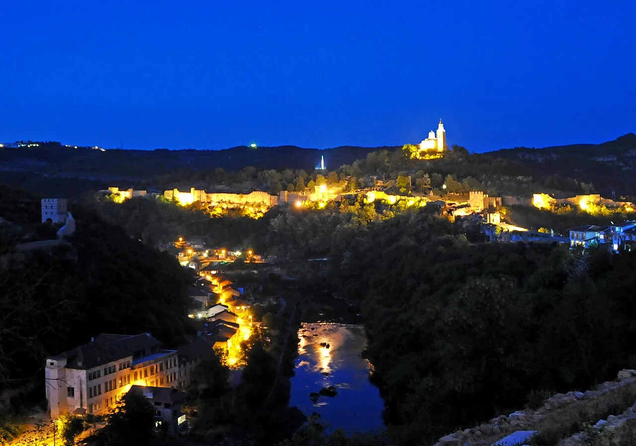 Tsarevets fortress in Veliko Tarnovo lit up at night above the town