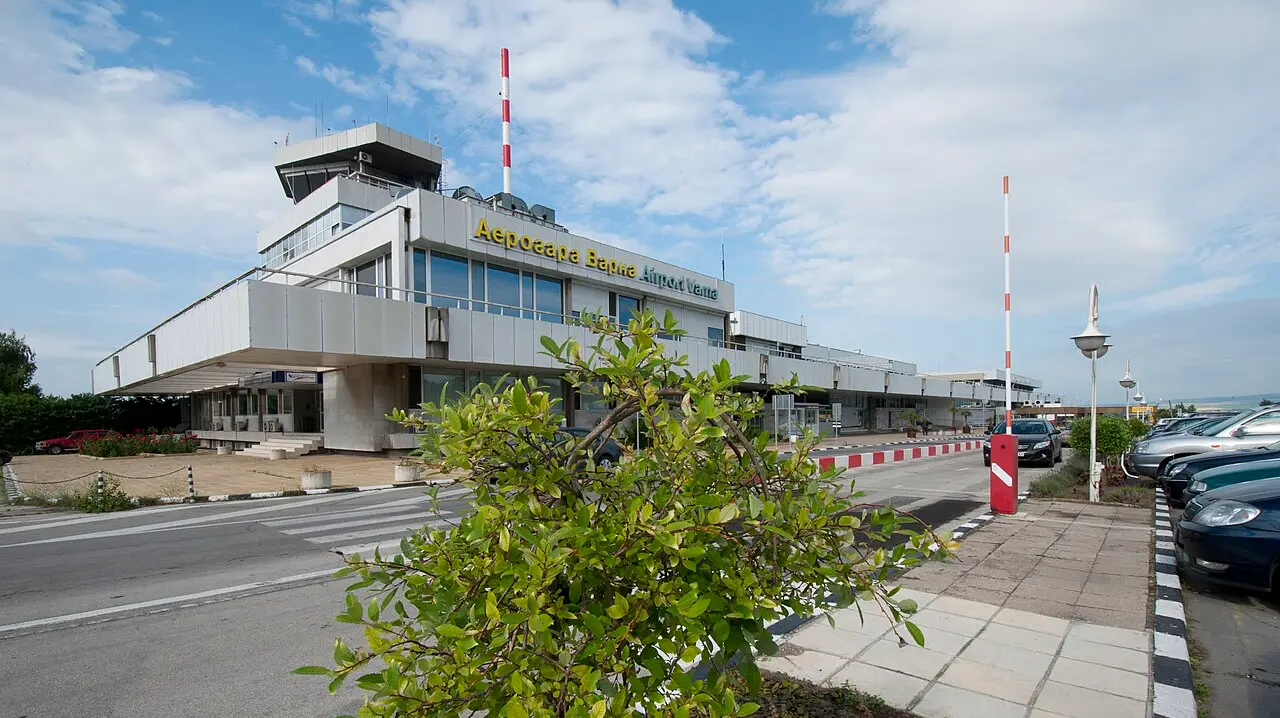 The landside terminal building of Varna Airport with its control tower and the Aerogara Varna sign